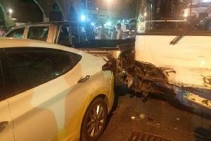 ٧ إصابات بتدهور حافلة نقل عام في العاصمة (صور)