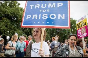 مظاهرات حاشدة بلندن احتجاجا على زيارة الرئيس الأميركي