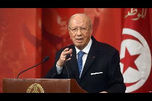 صراع مع نجل السبسي قد يطيح برئيس الحكومة في تونس