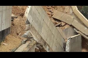 إصابة عاملين اثر سقوط جزئي لجدار في العبدلي
