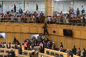 أقدم مواطن، مساء الخميس، على الانتحار من شرفات مجلس النواب أثناء التصويت على الثقة، بحضور أعضاء المجلس وحكومة الدكتور عمر الرزاز.