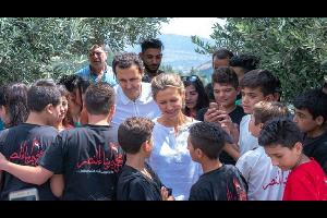 الأسد وزوجته يزوران أبناء الشهداء في حماة