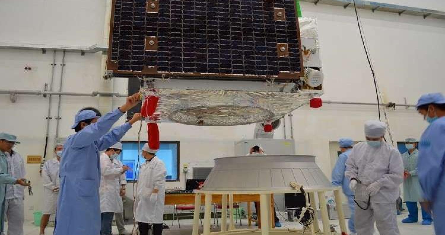 يعمل علماء صينيون على تصميم جهاز فضائي لدعم الأقمار الإصطناعية التي نفد وقودها، لإمكانية تمديد خدمتها