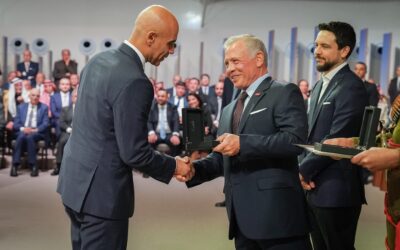 الملك ينعم على شركة زين بميدالية اليوبيل الفضي
