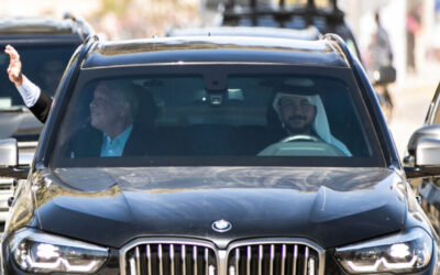 الملك يصل إلى أرض الوطن وسط استقبال شعبي حاشد