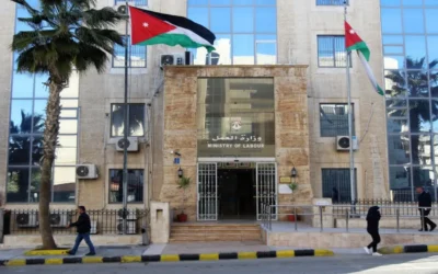 الحكومة تدعو منشآت القطاع الخاص لتوثيق عقود العمل المرن
