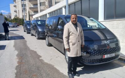 وسائط نقل للمواطنين وطلبة المدارس بين قرى جبل بني حميدة بالمجان