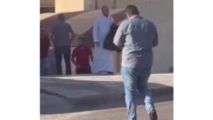 النائب الرياطي اثناء تهريبه وثائق ومستندات من داخل مقر تابع لجماعة الإخوان المسلمين المحظورة