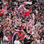 أردني يطلق مبادرة “هَدبتلّي” ويوزع أكثر من 10 آلاف علم وشماغ دعمًا للمنتخب في كأس العرب