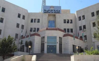 وزارة المالية تفرض حجوزات مالية على شركات من بينها شركتان مساهمتان عامتان في قطاعي السياحة والحديد