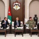 متابعة للقائهم مع الملك … العيسوي يلتقي متقاعدين خدموا بمعية جلالته