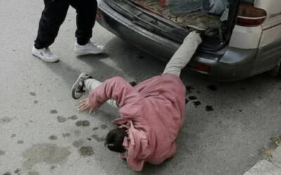 المدعي العام يوقف سائق حافلة ألقى طفلته أرضاً