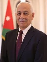 العيسوي ينقل تمنيات الملك ولي العهد بالشفاء العاجل للشاعر حيدر محمود
