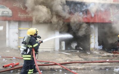 الدفاع المدني يخمد حريق مبنى يستخدم كمستودع في محافظة العاصمة