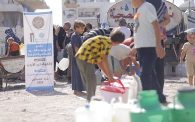 “الخيرية الهاشمية” تواصل إيصال مياه الشرب للأسر في غزة