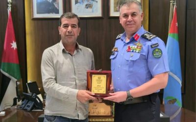 الأمن يُكرم مواطن عثر على مصاغ ذهبي و مبلغ مالي